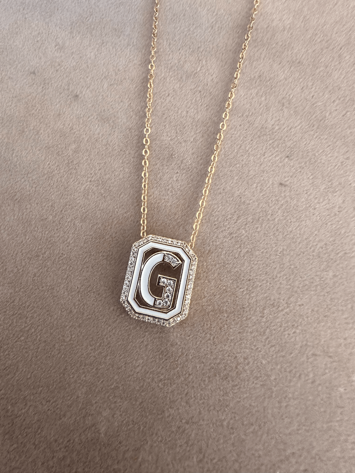 BEYAZ G HARFİ KOLYE