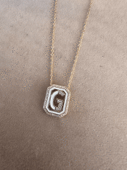 BEYAZ G HARFİ KOLYE