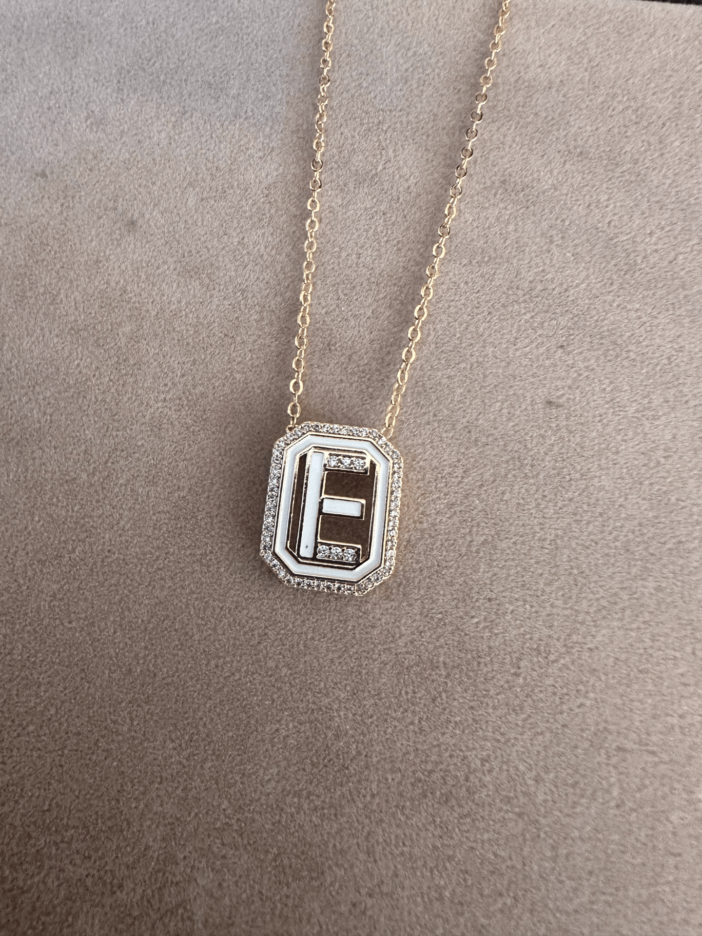 BEYAZ E HARFİ KOLYE