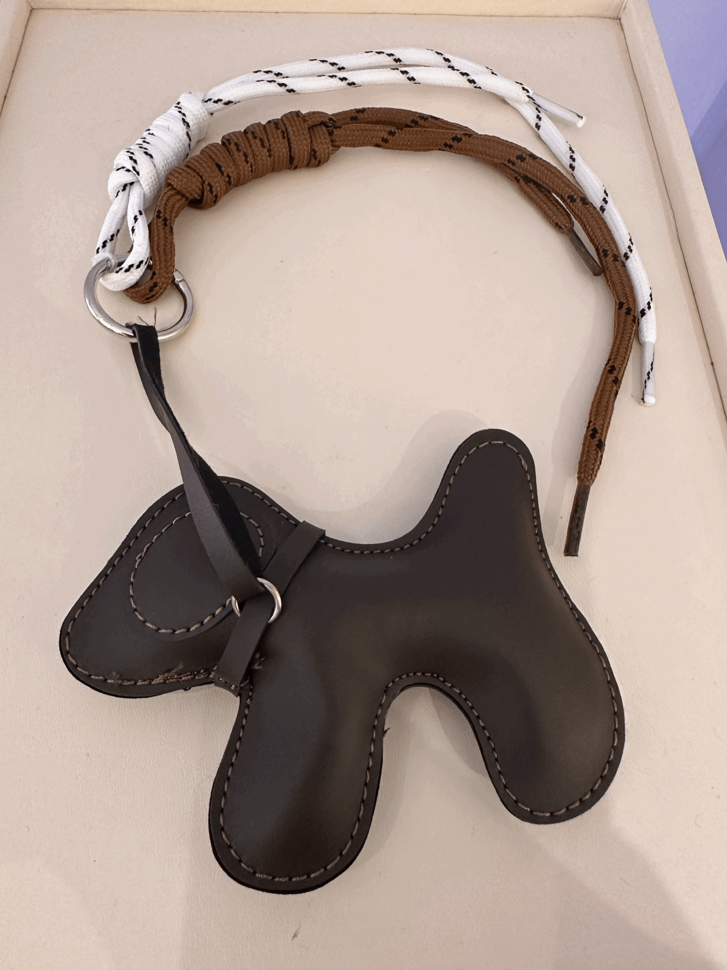 KAHVERENGİ ÇANTA SÜSÜ