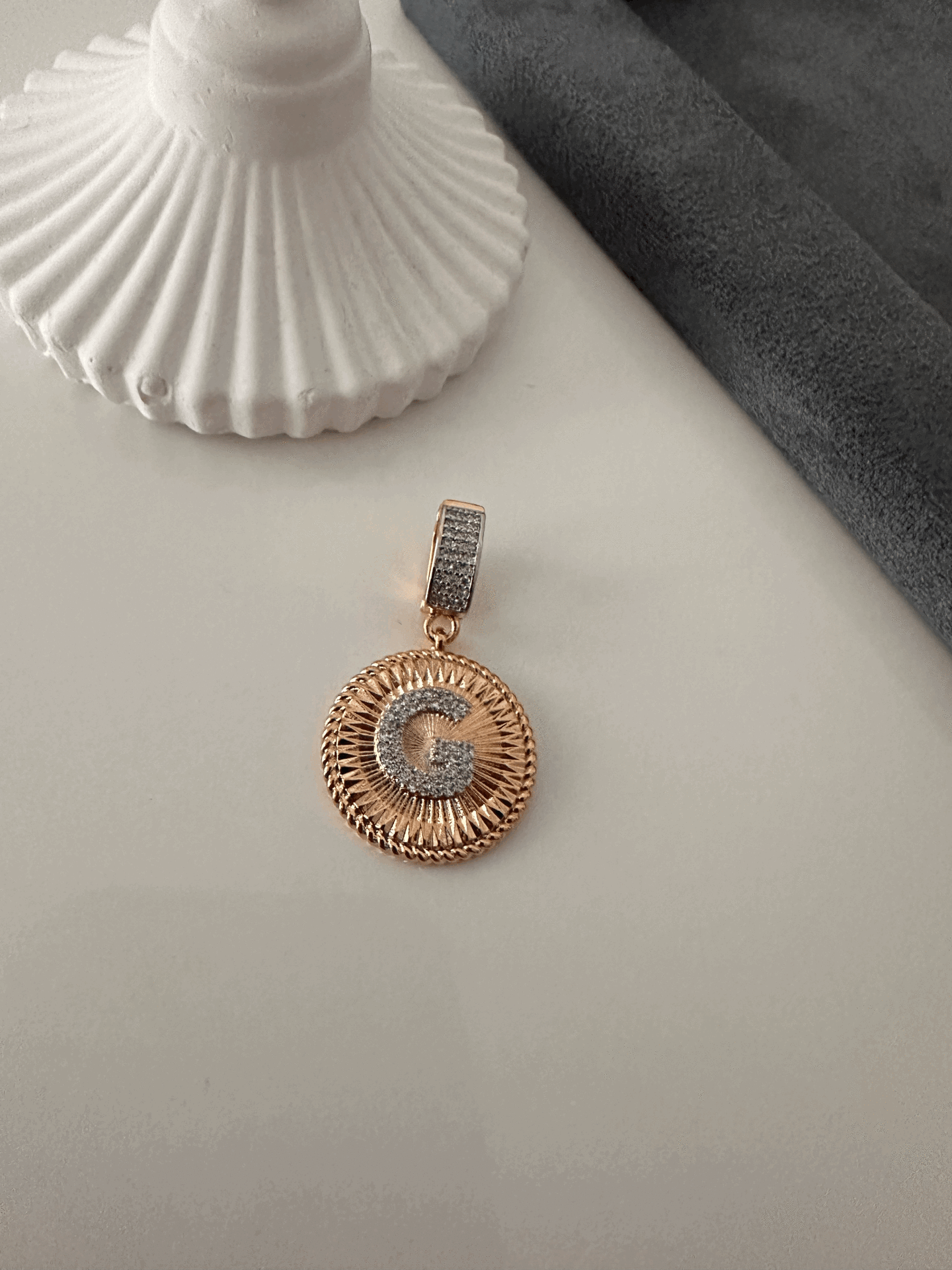 VIP G HARFİ CHARM
