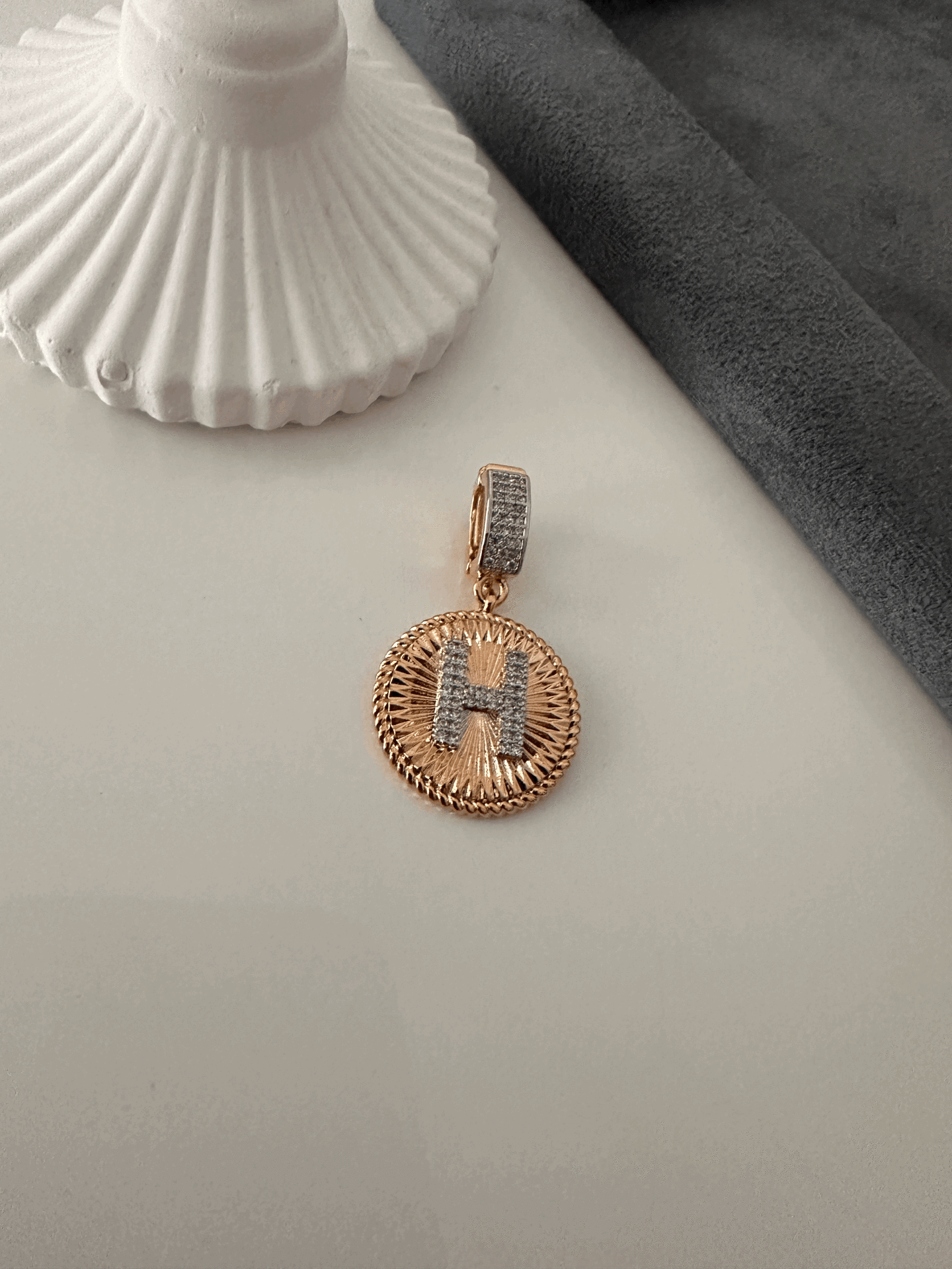 VIP H HARFİ CHARM
