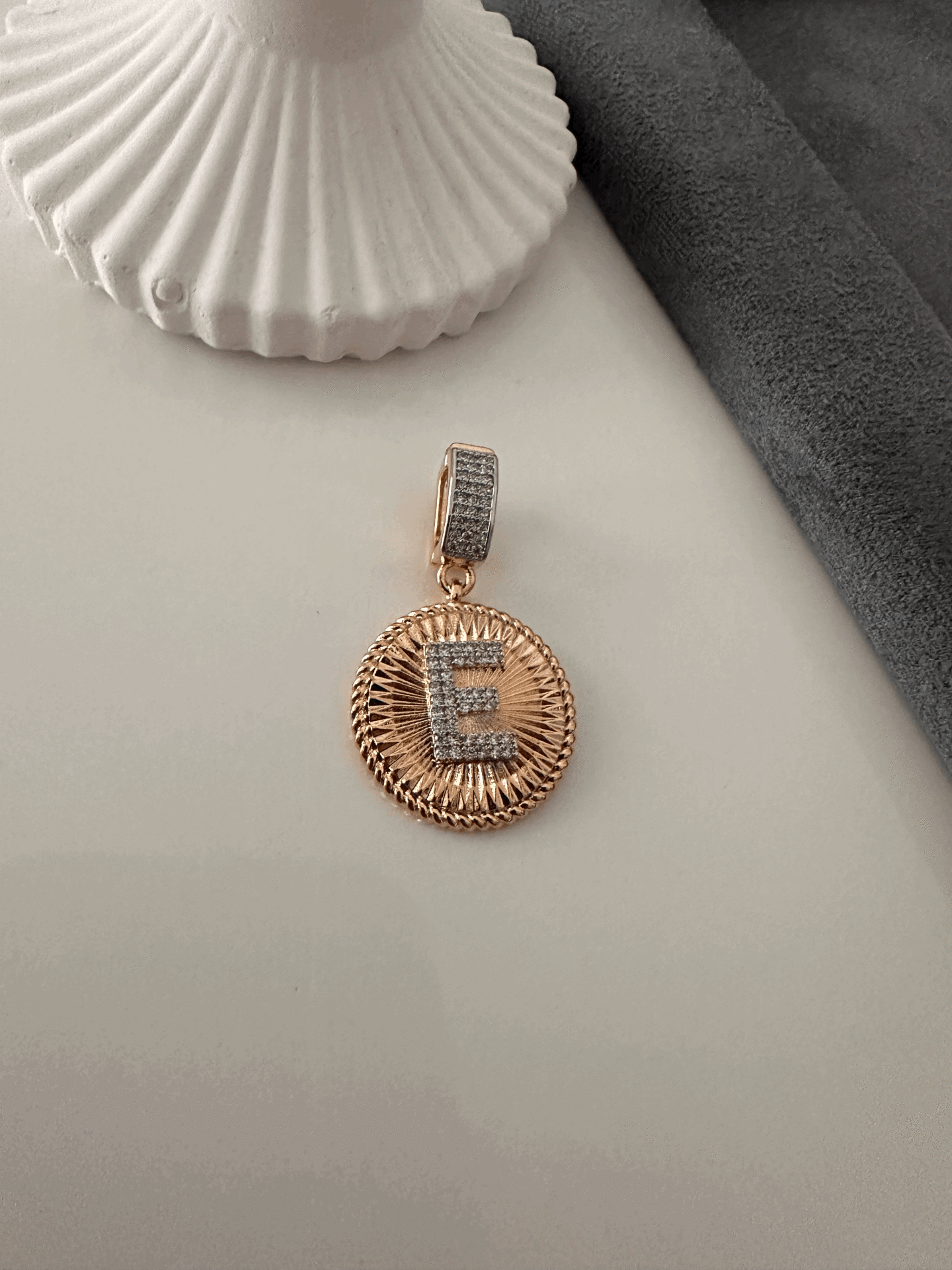 VIP E HARFİ CHARM